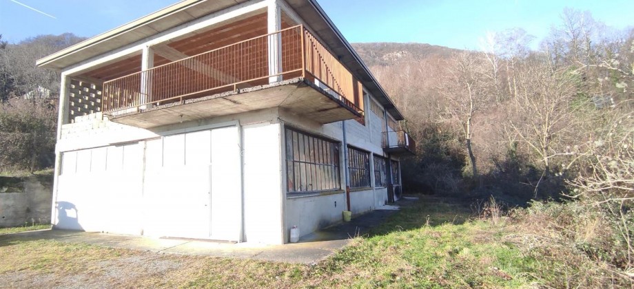 Sant’Omobono Terme, in posizione dominante, fabbricato singolo allo stato rustico con terreno