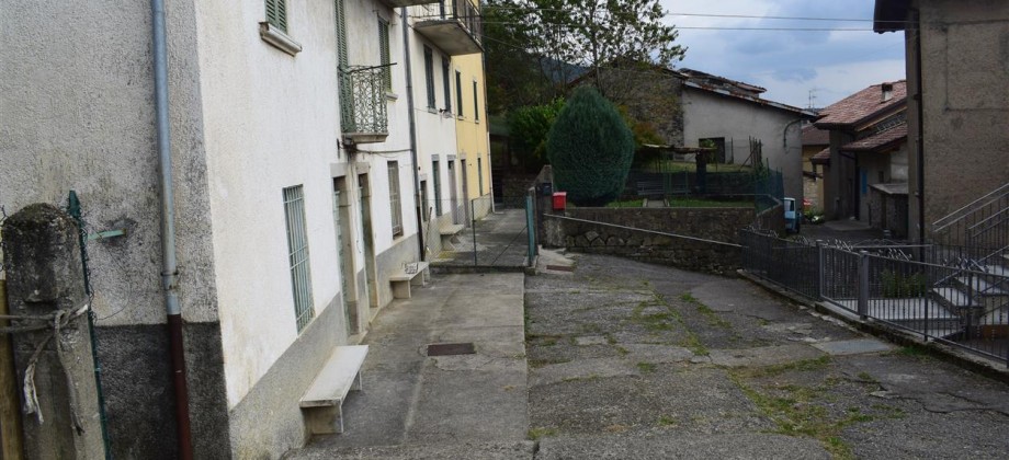 Costa Serina nel verde porzione casa con terrazzo e giardino