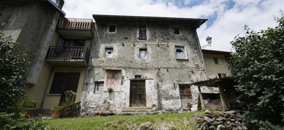 Valtorta occasione in tipico borgo porzione di casa rustica da riattare con giardino