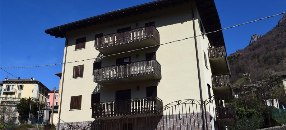 Serina centro, in suggestivo contesto naturale, luminoso trilocale balconato con vista spettacolare