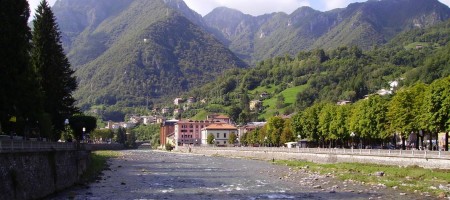 San Pellegrino Terme centralissimo quadrilocale con cantina, posto auto e box