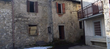 Costa Serina in borgo, casa storica abitabile, a pochi km da Oltre il Colle e Selvino