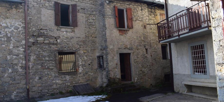 Costa Serina in borgo, casa storica abitabile, a pochi km da Oltre il Colle e Selvino