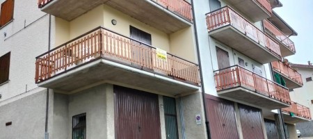 Serina in frazione Bagnella grazioso bilocale con vivibile terrazzo, box e arredo