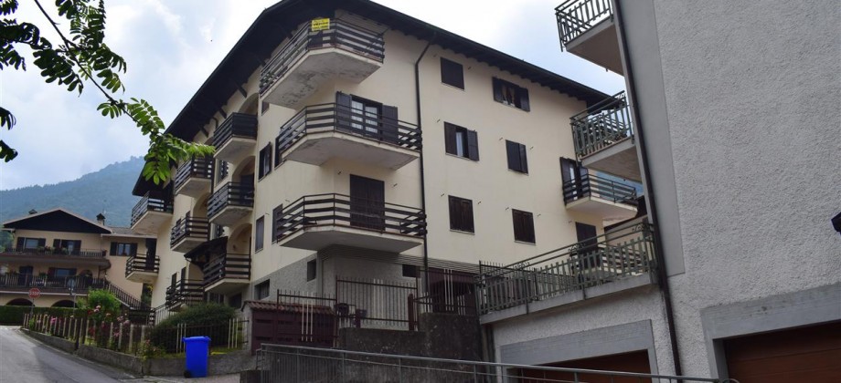 Serina centro, luminoso trilocale balconato con cantina e posto auto