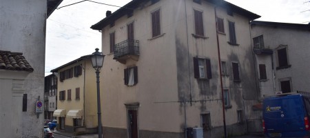 Serina centro, ottima porzione di fabbricato con cortile di proprietà