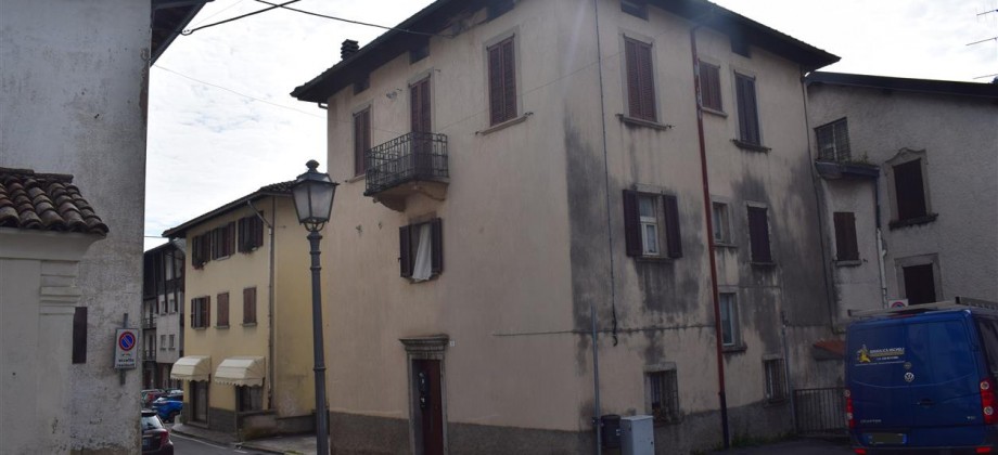 Serina centro, ottima porzione di fabbricato con cortile di proprietà