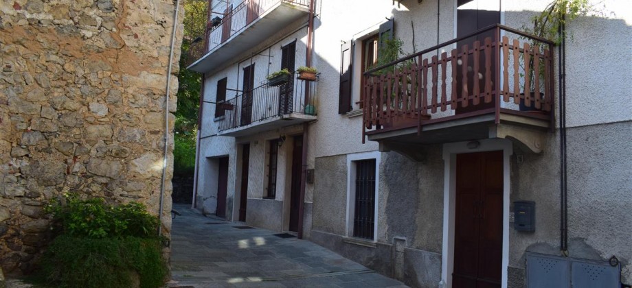 Bracca grazioso alloggio con balconata e taverna