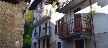 Bracca grazioso alloggio con balconata e taverna