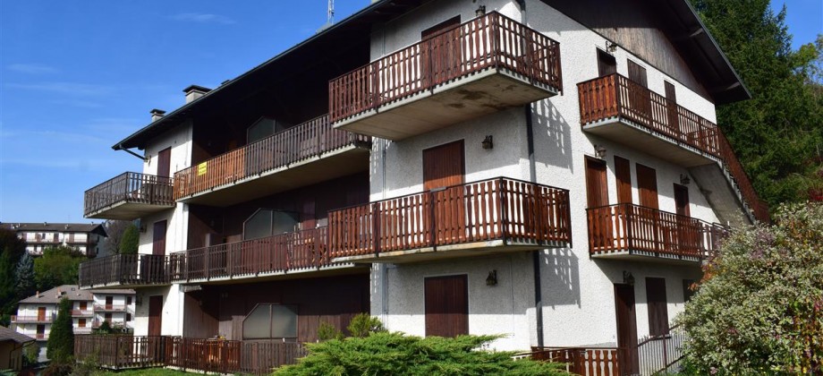 Costa Serina indipendente trilocale con balconata, camino box e arredo