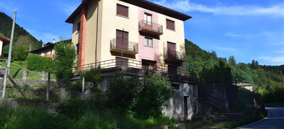 Serina vicinanze, casa d’epoca indipendente con godibilissima area pertinenziale