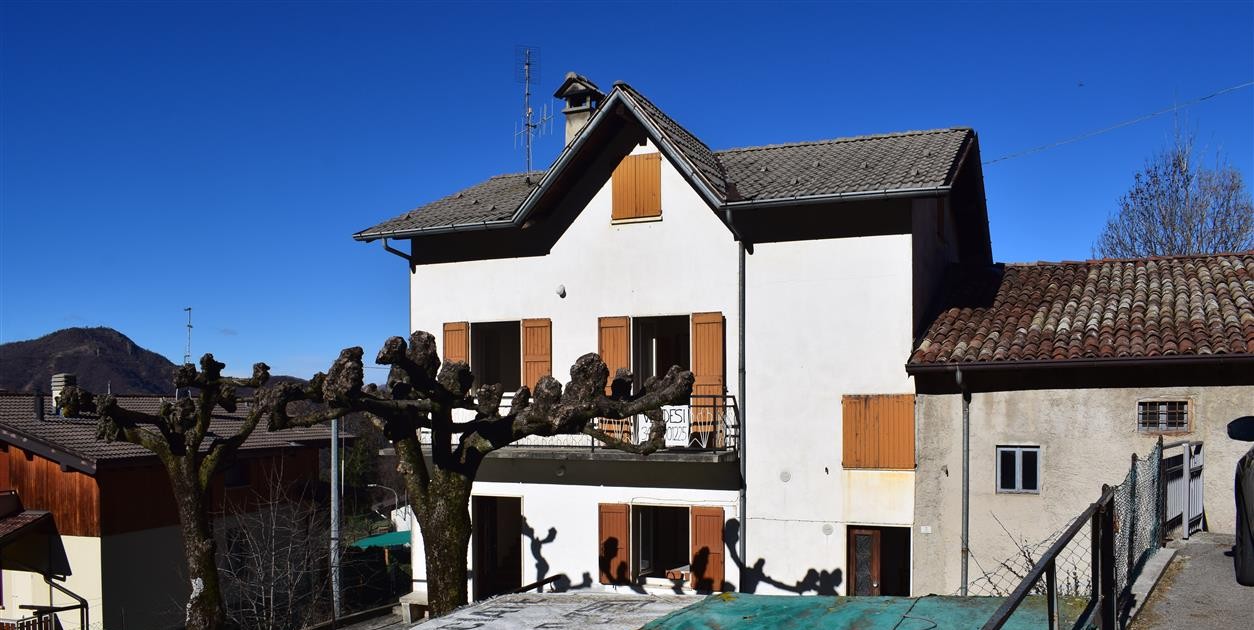 Aviatico, immersa nel verde, ottima casetta su due piani con godibile giardino privato