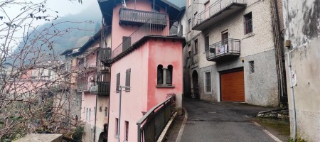 Sedrina, in casetta storica bilocale termoautonomo con balcone