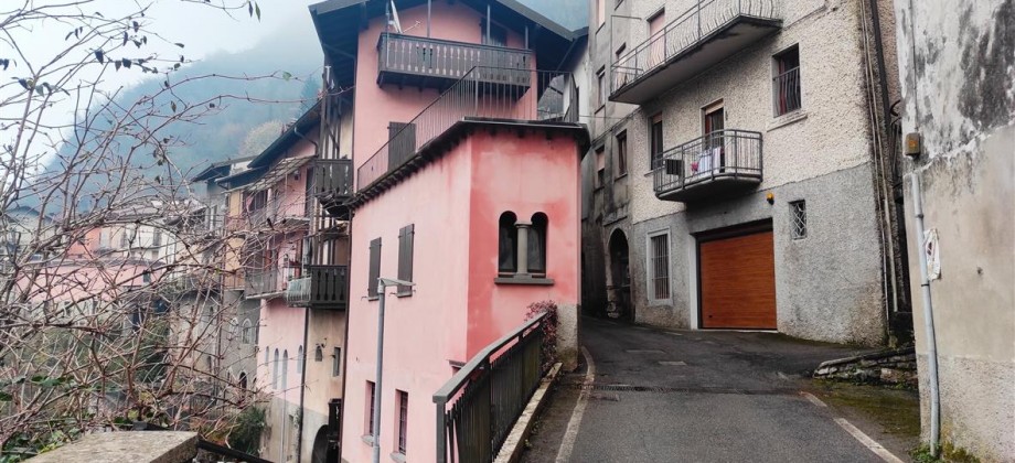 Sedrina, in casetta storica bilocale termoautonomo con balcone