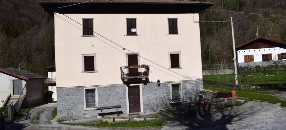 Serina, zona centro, incredibile favoloso appartamento mansardato con camino