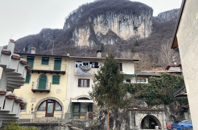 Cornalba, occasione porzione di casa storica con giardino privato e posto auto